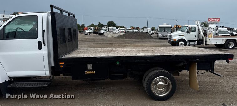 image for item NU9669 2007 GMC C5500 flatbed truck