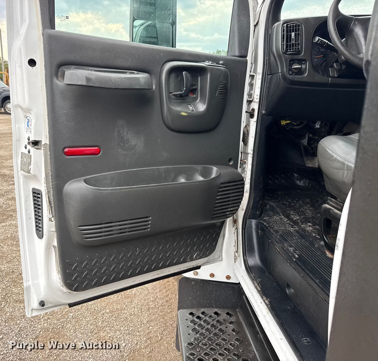 image for item NU9669 2007 GMC C5500 flatbed truck