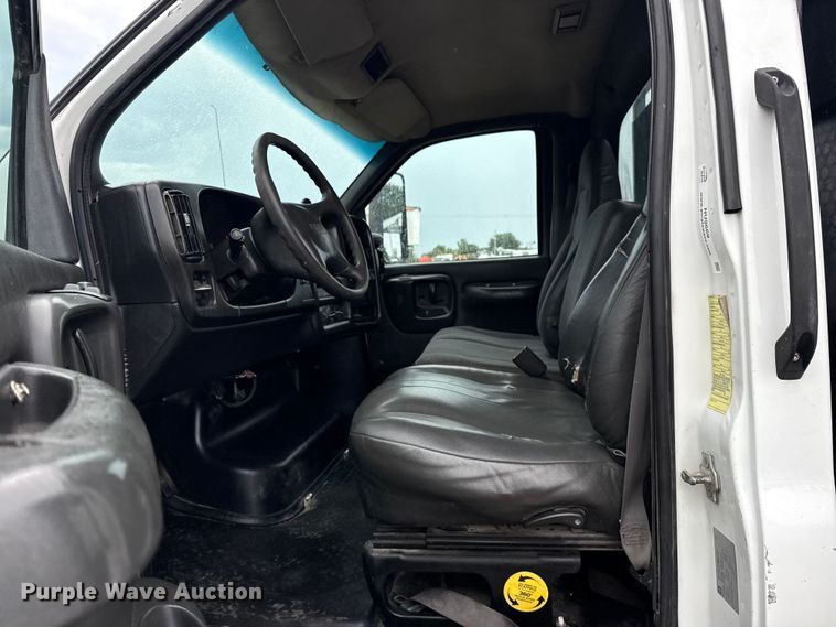 image for item NU9669 2007 GMC C5500 flatbed truck