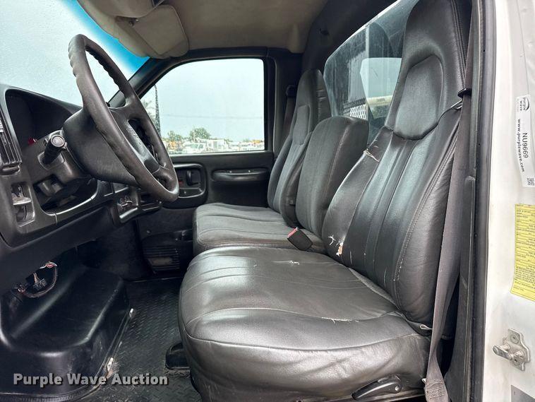 image for item NU9669 2007 GMC C5500 flatbed truck