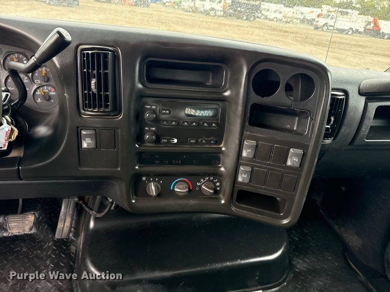 image for item NU9669 2007 GMC C5500 flatbed truck