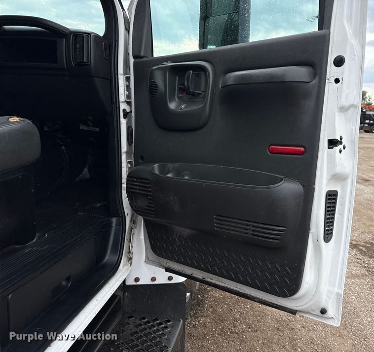 image for item NU9669 2007 GMC C5500 flatbed truck