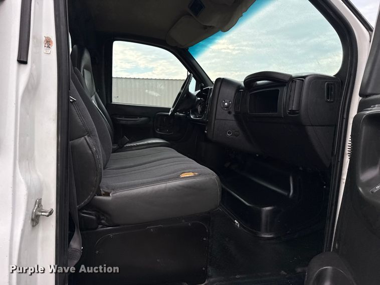 image for item NU9669 2007 GMC C5500 flatbed truck