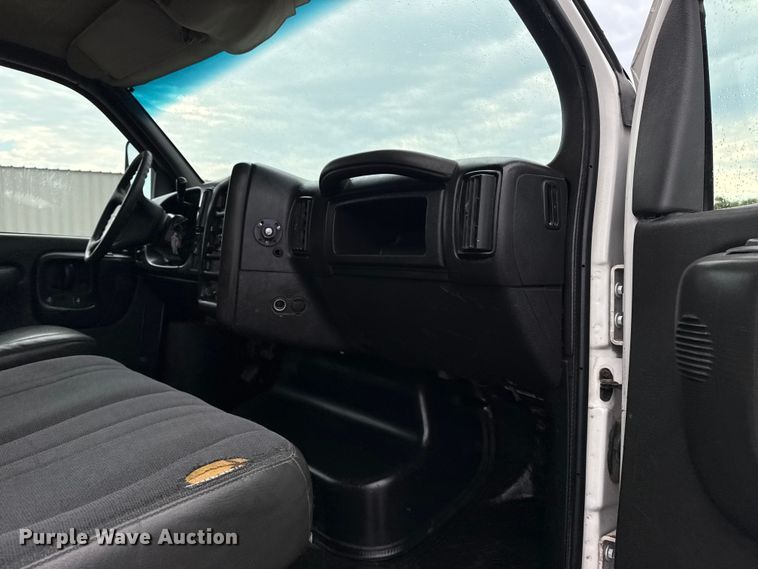 image for item NU9669 2007 GMC C5500 flatbed truck