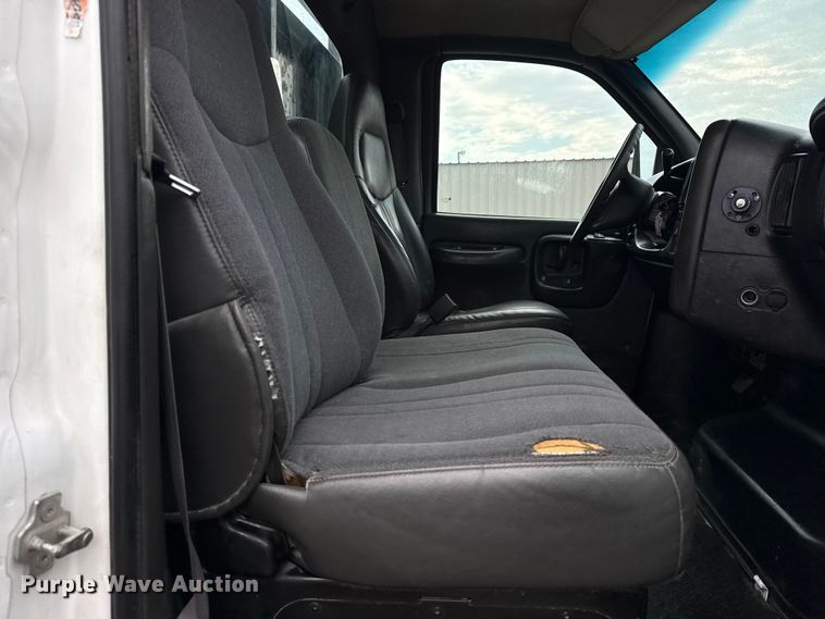 image for item NU9669 2007 GMC C5500 flatbed truck