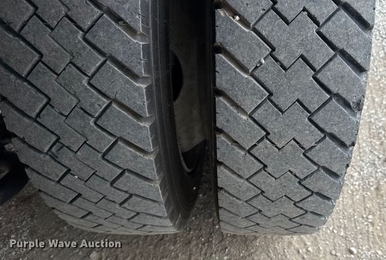 image for item NU9669 2007 GMC C5500 flatbed truck