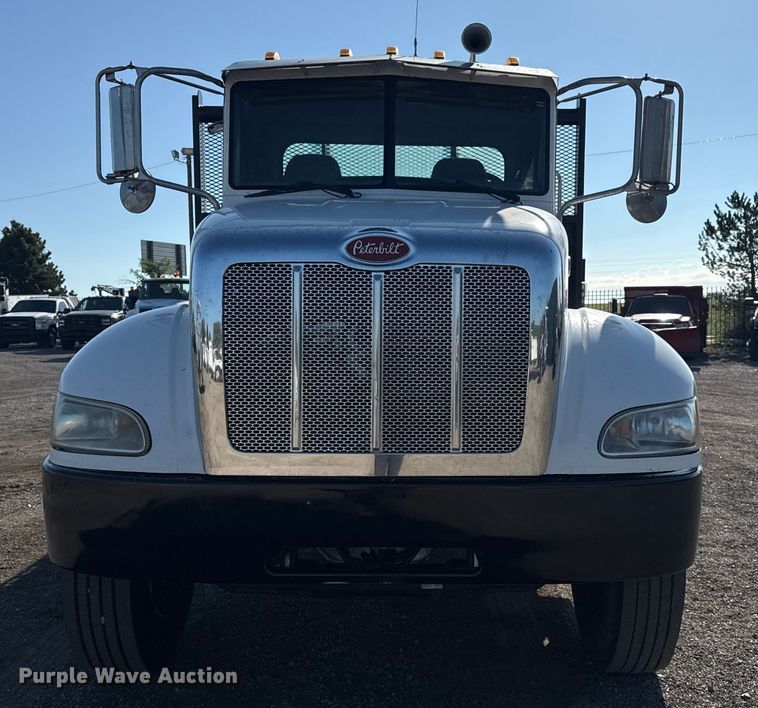 image for item NU9675 2007 Peterbilt 335 flatbed truck