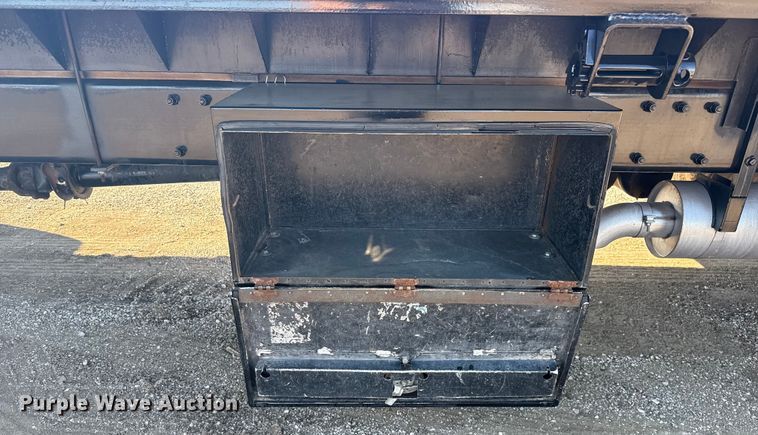 image for item NU9675 2007 Peterbilt 335 flatbed truck