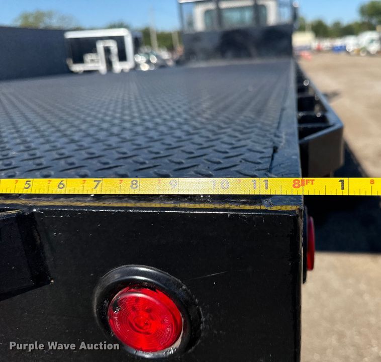 image for item NU9675 2007 Peterbilt 335 flatbed truck