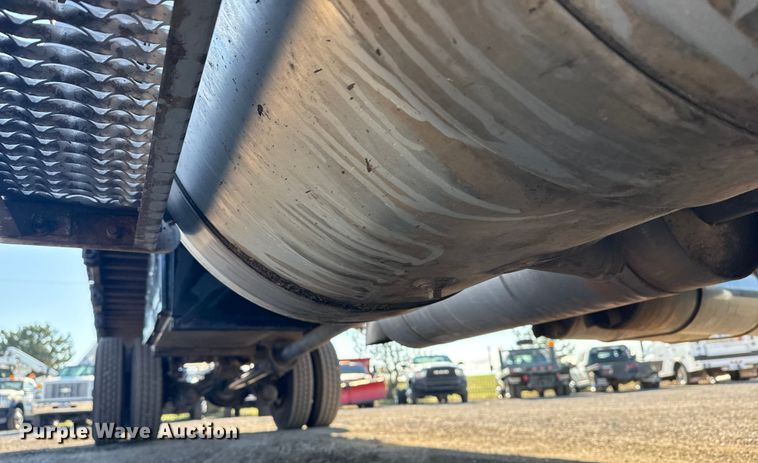 image for item NU9675 2007 Peterbilt 335 flatbed truck