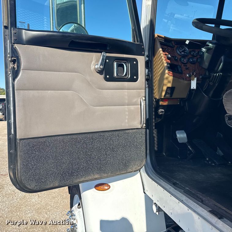 image for item NU9675 2007 Peterbilt 335 flatbed truck