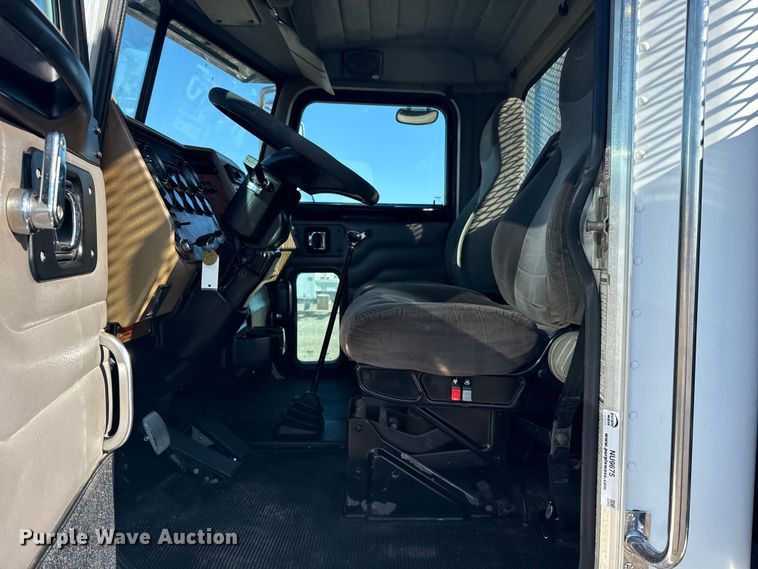 image for item NU9675 2007 Peterbilt 335 flatbed truck