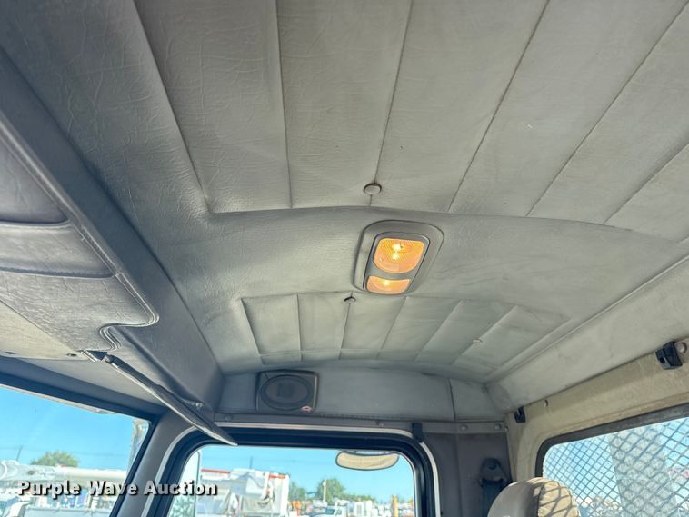 image for item NU9675 2007 Peterbilt 335 flatbed truck