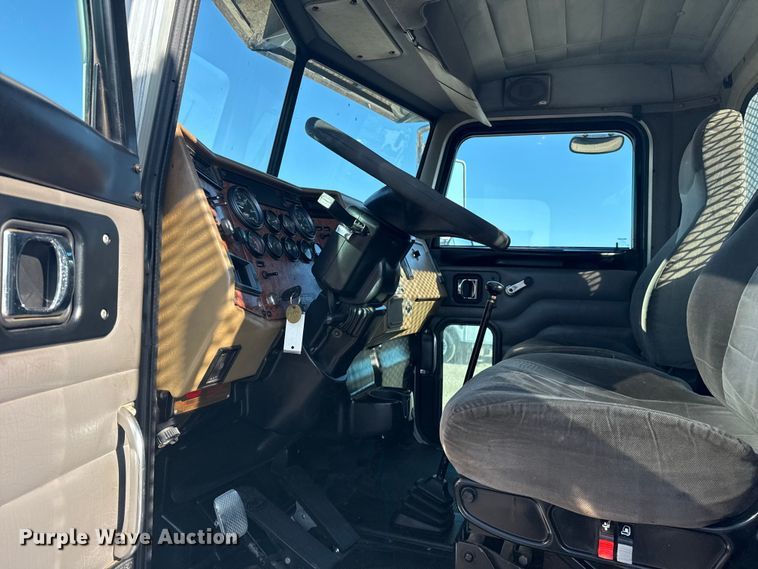 image for item NU9675 2007 Peterbilt 335 flatbed truck