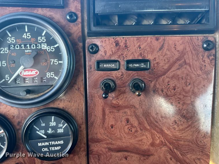 image for item NU9675 2007 Peterbilt 335 flatbed truck