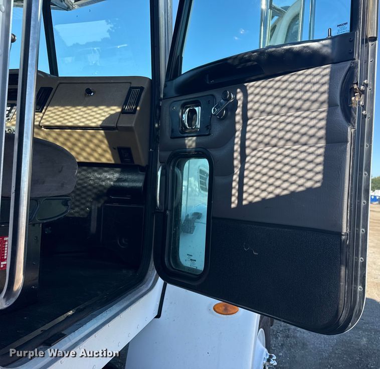 image for item NU9675 2007 Peterbilt 335 flatbed truck