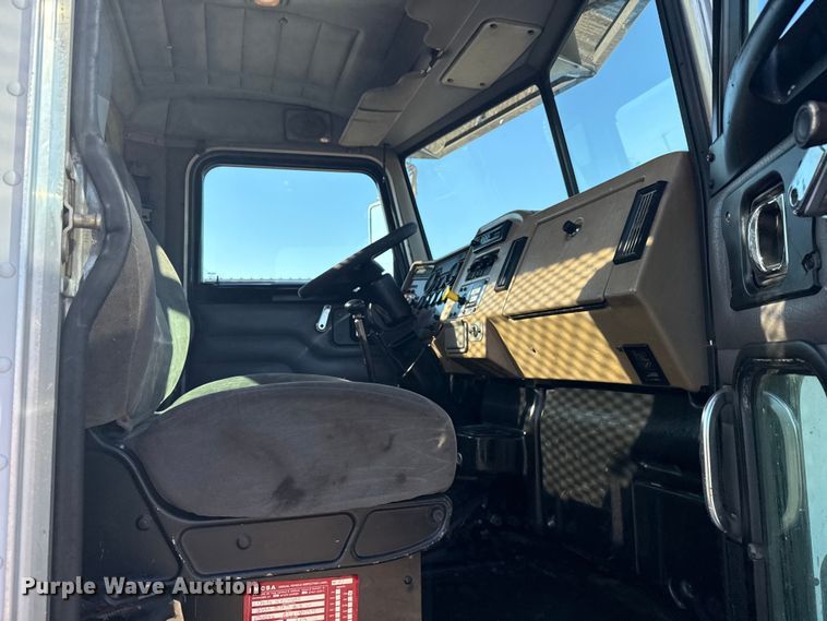 image for item NU9675 2007 Peterbilt 335 flatbed truck