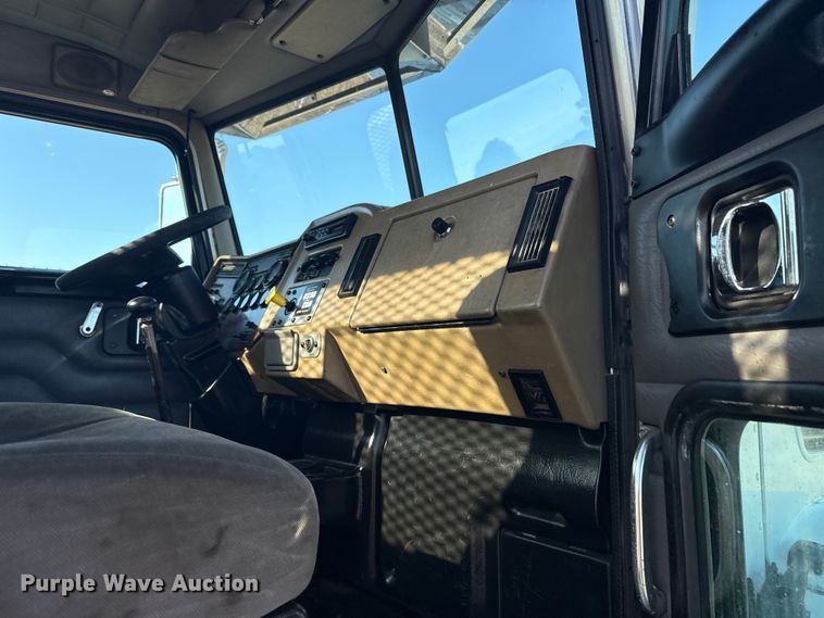 image for item NU9675 2007 Peterbilt 335 flatbed truck