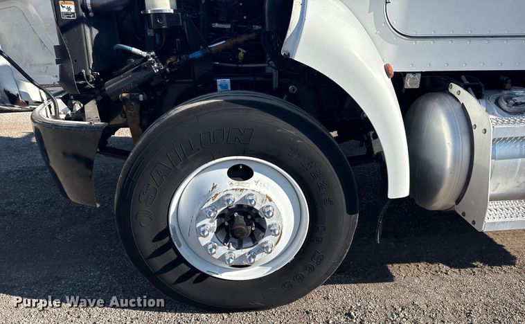 image for item NU9675 2007 Peterbilt 335 flatbed truck