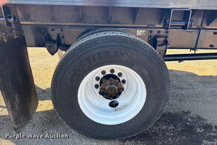 image for item NU9675 2007 Peterbilt 335 flatbed truck