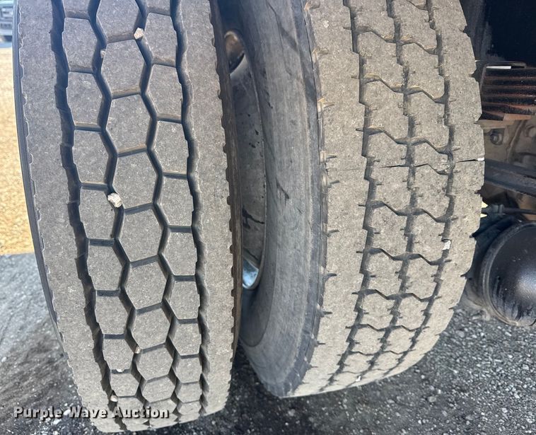 image for item NU9675 2007 Peterbilt 335 flatbed truck