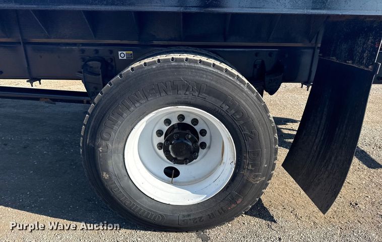 image for item NU9675 2007 Peterbilt 335 flatbed truck