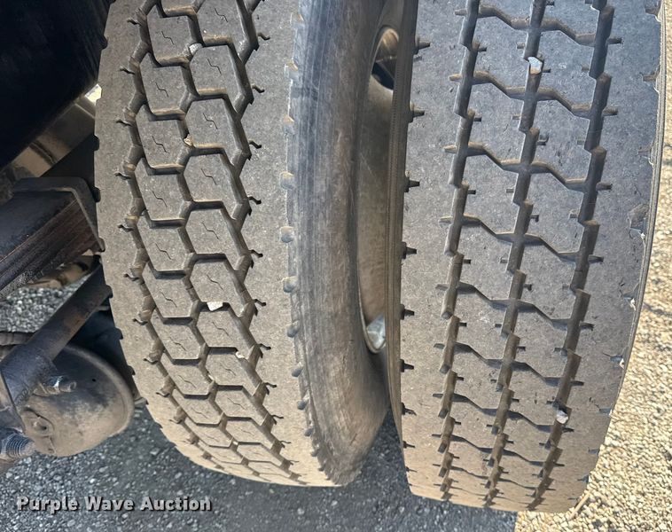 image for item NU9675 2007 Peterbilt 335 flatbed truck