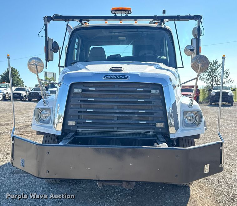 image for item NU9678 2017 Freightliner 114SD toter truck