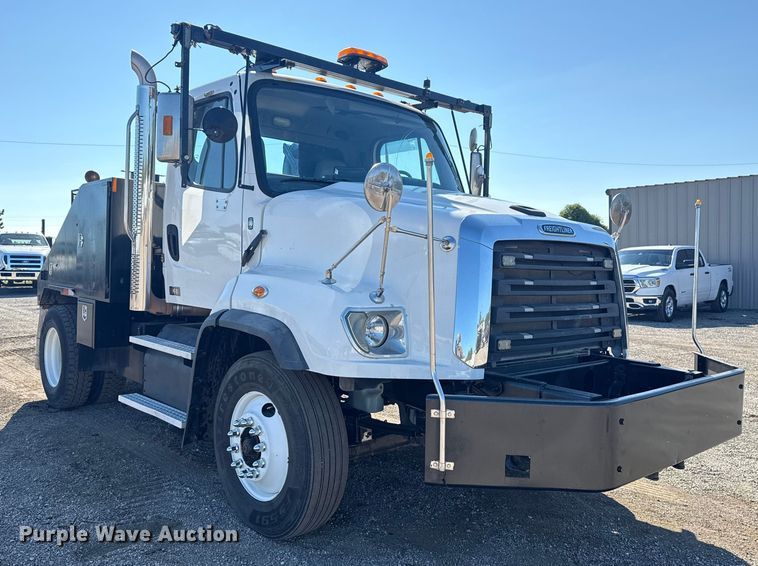 image for item NU9678 2017 Freightliner 114SD toter truck