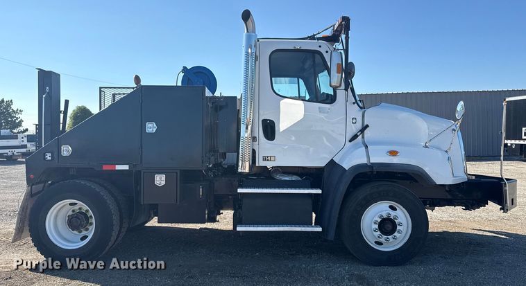 image for item NU9678 2017 Freightliner 114SD toter truck