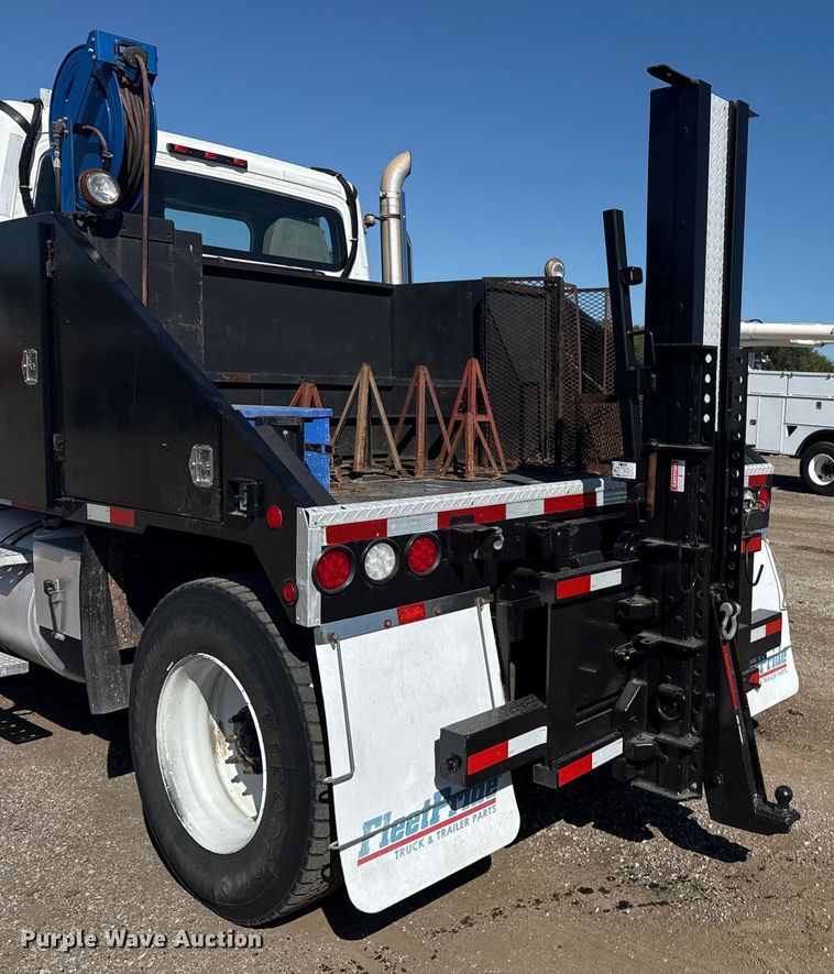 image for item NU9678 2017 Freightliner 114SD toter truck