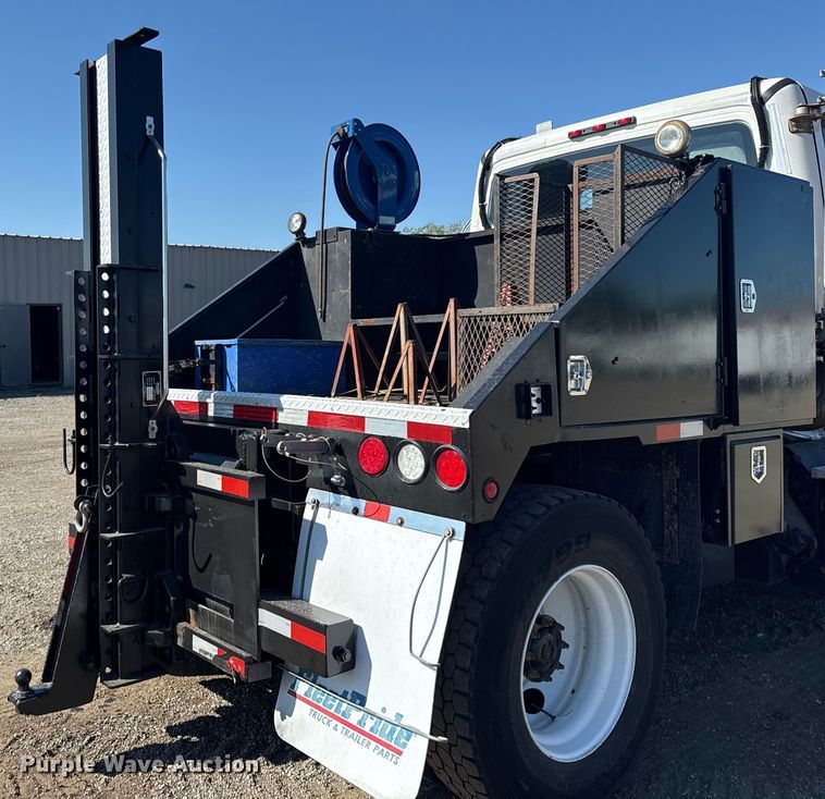 image for item NU9678 2017 Freightliner 114SD toter truck