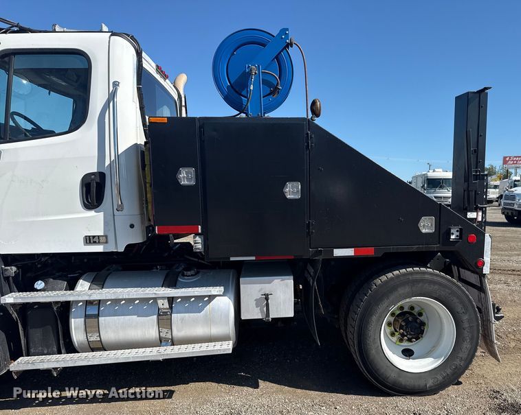 image for item NU9678 2017 Freightliner 114SD toter truck