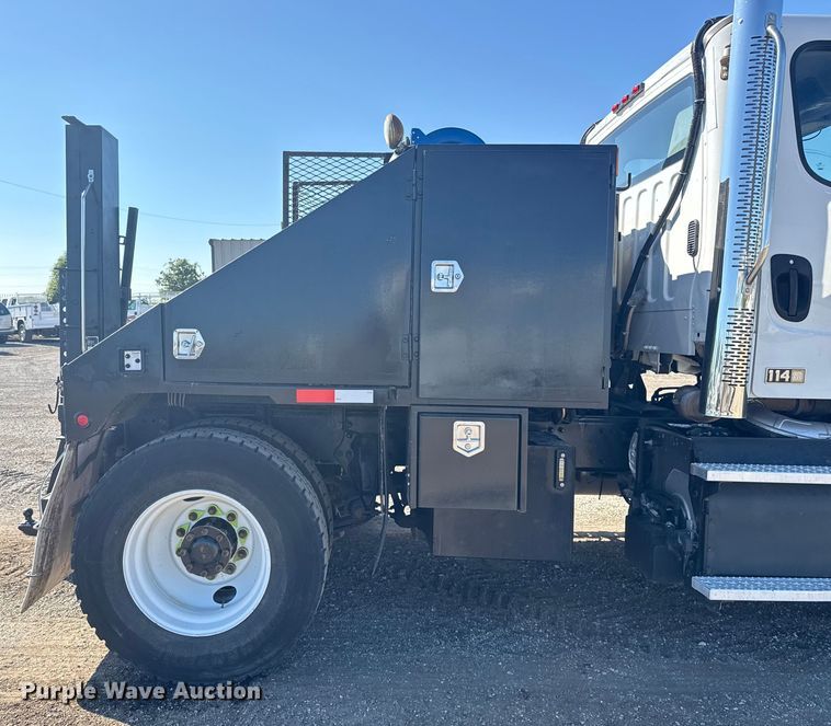 image for item NU9678 2017 Freightliner 114SD toter truck