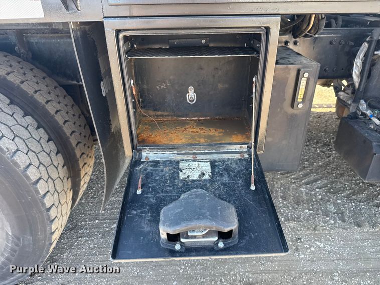 image for item NU9678 2017 Freightliner 114SD toter truck