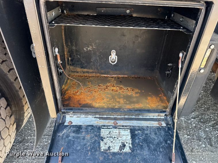 image for item NU9678 2017 Freightliner 114SD toter truck