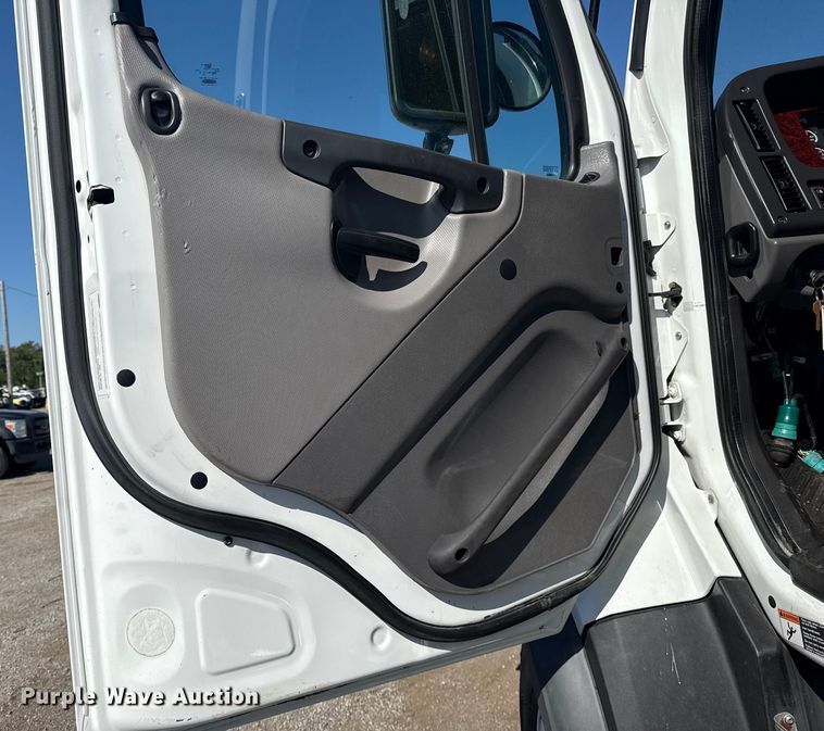 image for item NU9678 2017 Freightliner 114SD toter truck