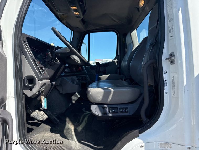 image for item NU9678 2017 Freightliner 114SD toter truck