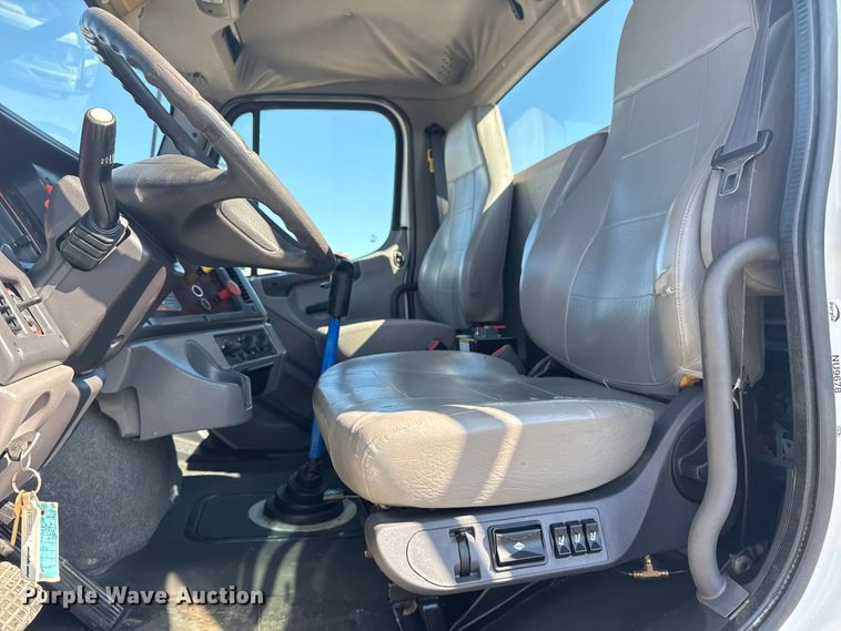 image for item NU9678 2017 Freightliner 114SD toter truck