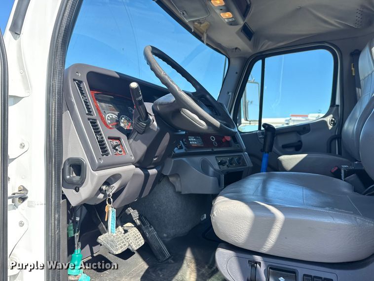 image for item NU9678 2017 Freightliner 114SD toter truck