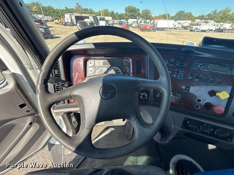 image for item NU9678 2017 Freightliner 114SD toter truck