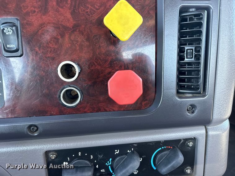 image for item NU9678 2017 Freightliner 114SD toter truck