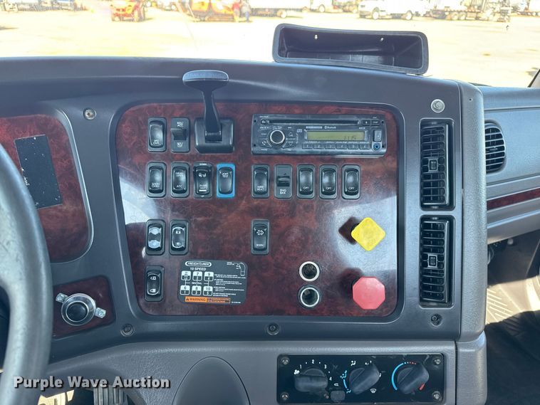 image for item NU9678 2017 Freightliner 114SD toter truck