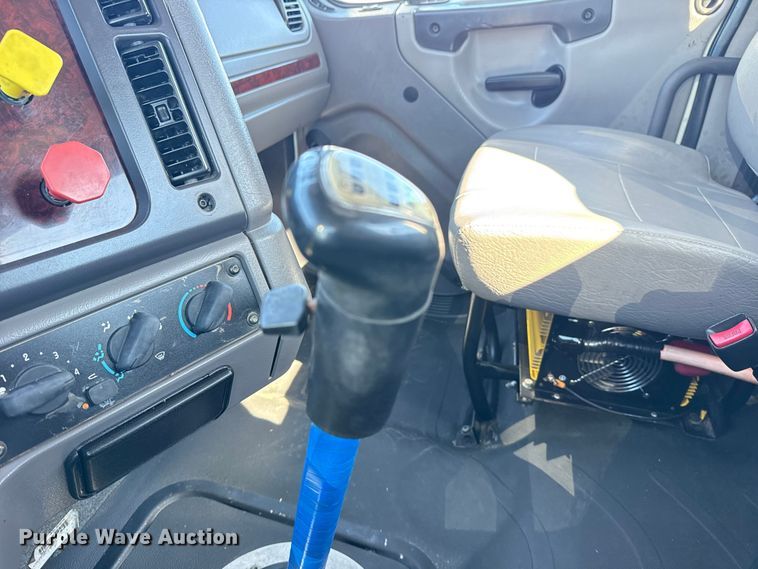 image for item NU9678 2017 Freightliner 114SD toter truck