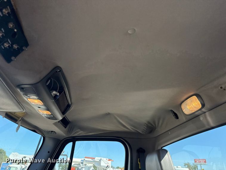 image for item NU9678 2017 Freightliner 114SD toter truck