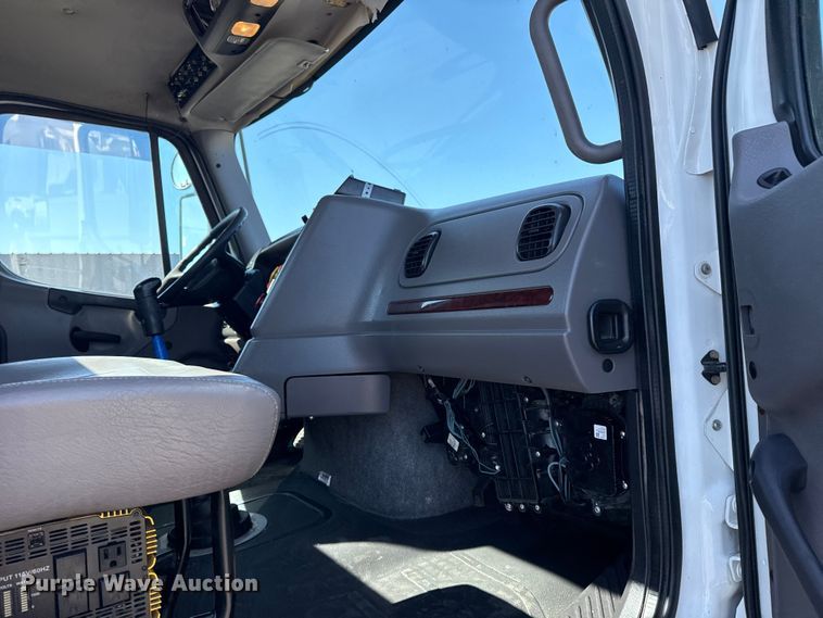 image for item NU9678 2017 Freightliner 114SD toter truck