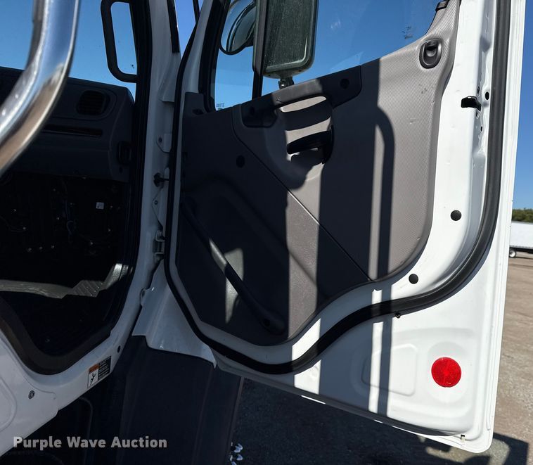 image for item NU9678 2017 Freightliner 114SD toter truck