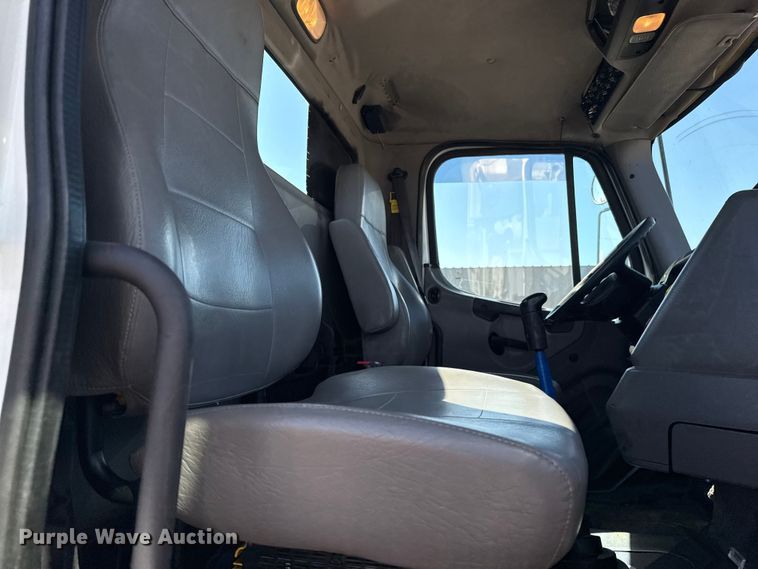 image for item NU9678 2017 Freightliner 114SD toter truck