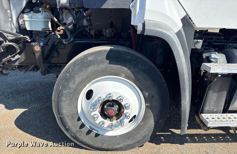 image for item NU9678 2017 Freightliner 114SD toter truck