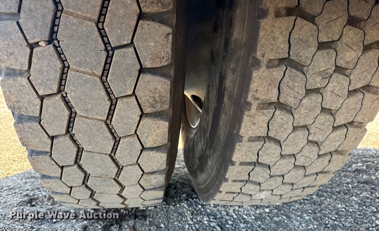 image for item NU9678 2017 Freightliner 114SD toter truck